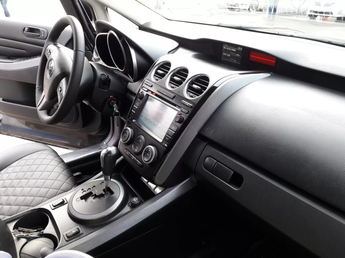 Mazda CX-7 2011 салон