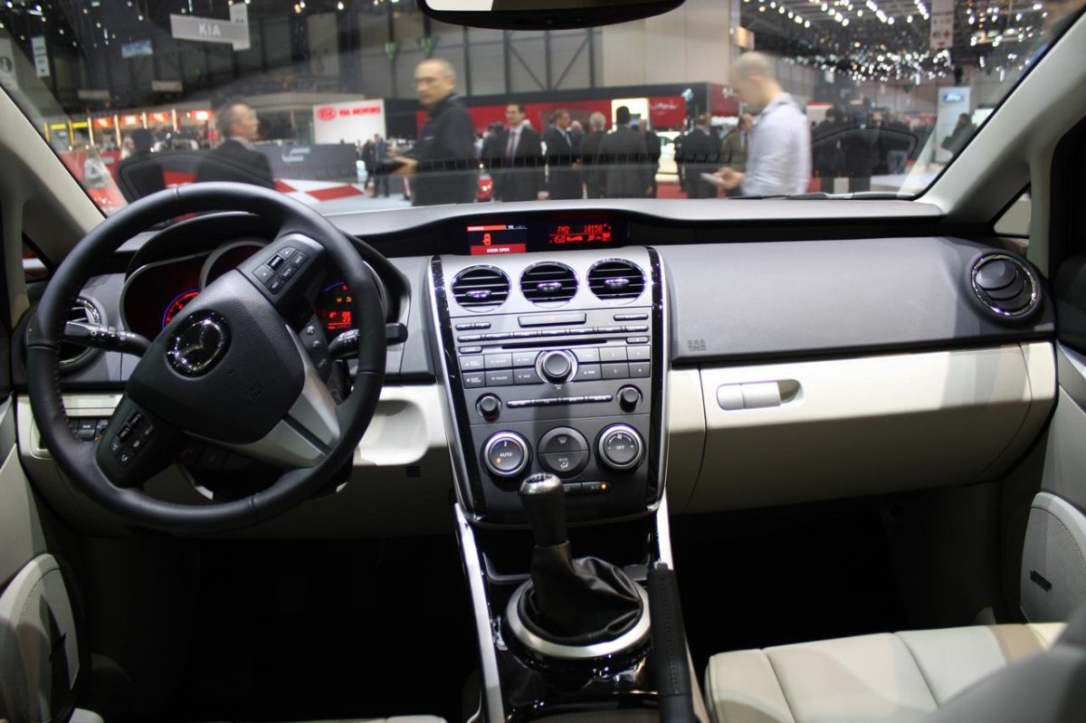 Mazda CX-7 2010 салон