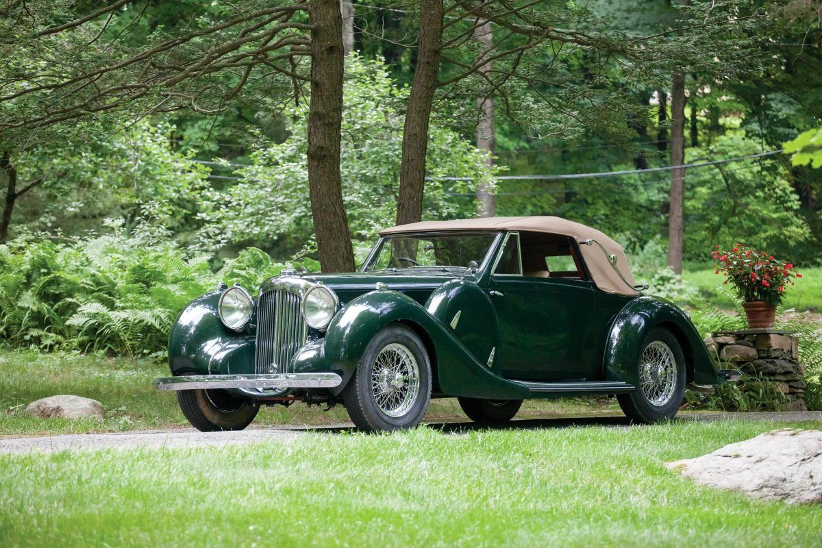 Старинная машина Lagonda v12 rapide