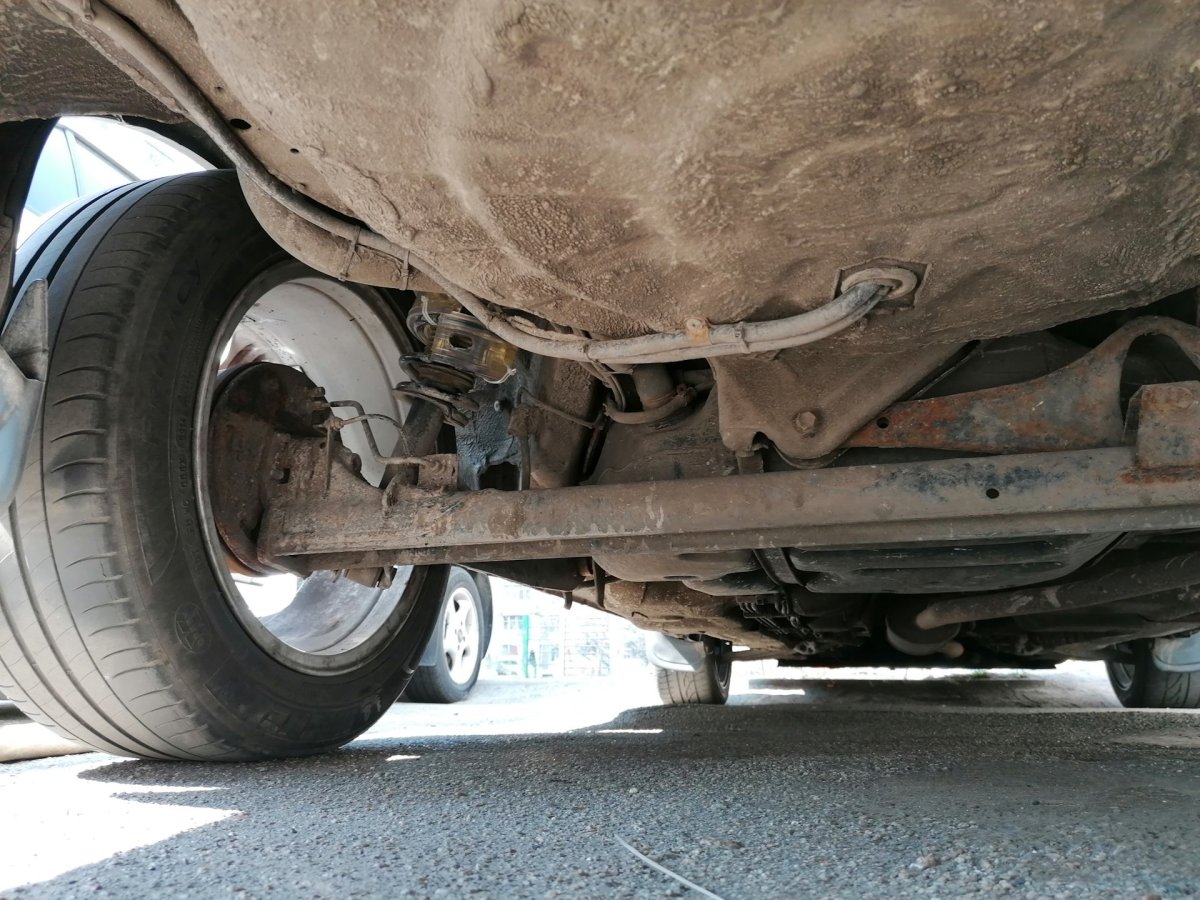 Almera n16 снизу