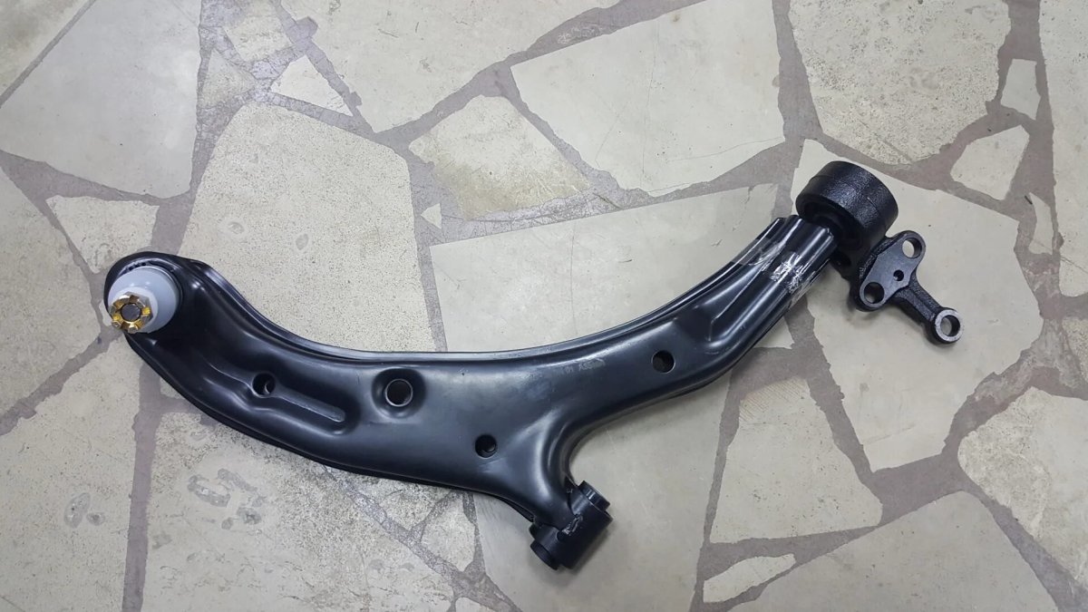 Передний рычаг Ниссан Альмера Классик в10