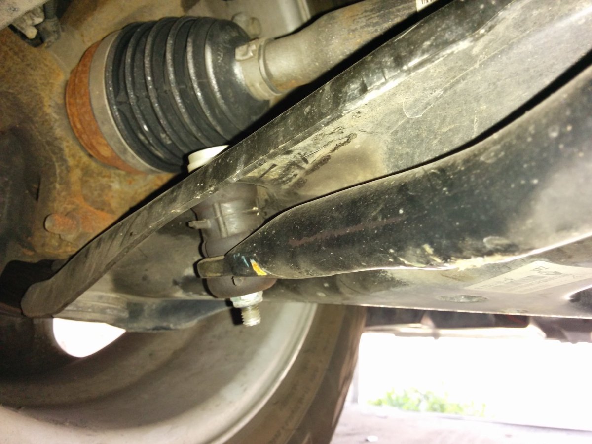 Стойка стабилизатора Nissan Almera g15 2014