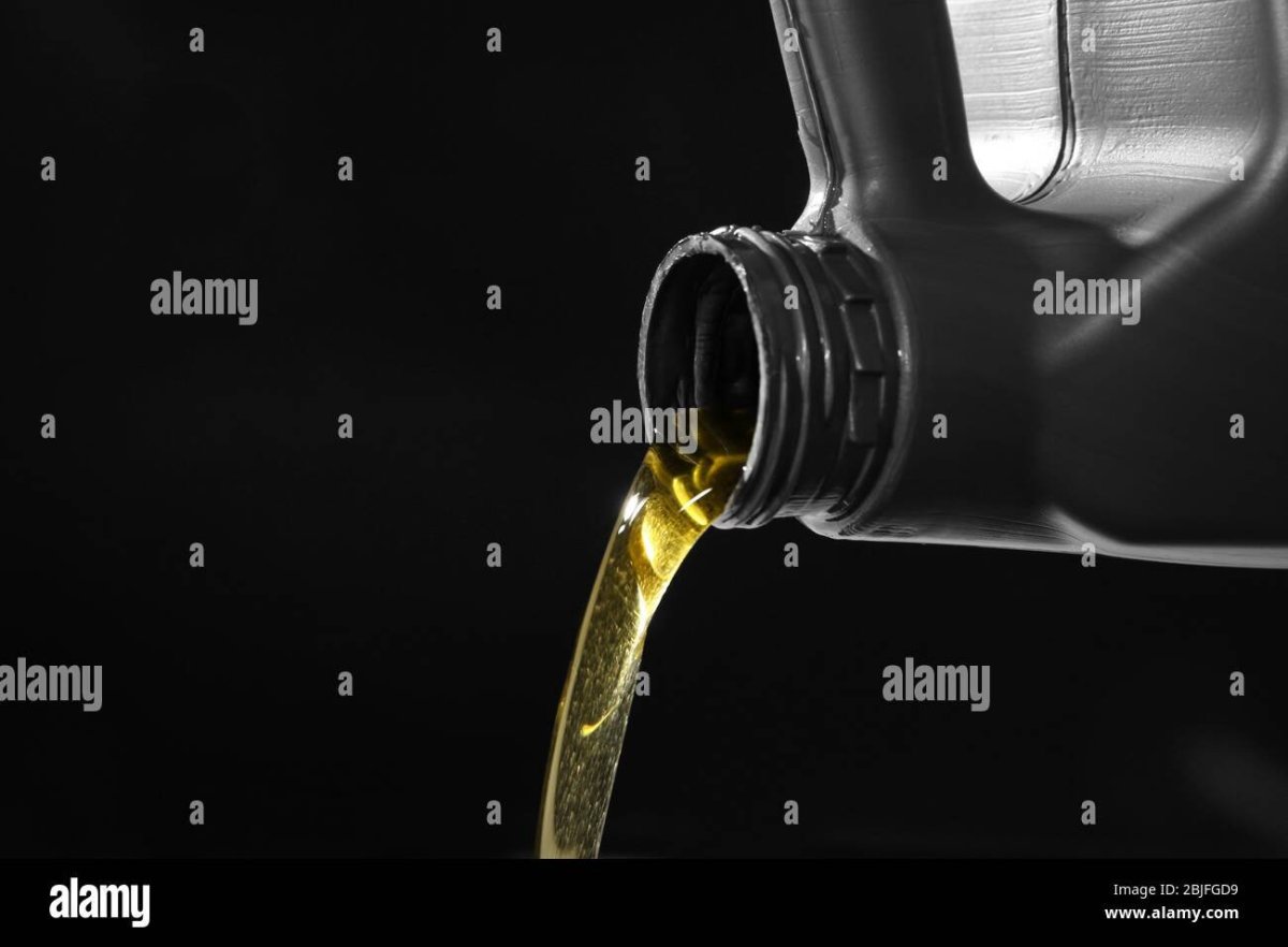 Машинное масло льется из канистры