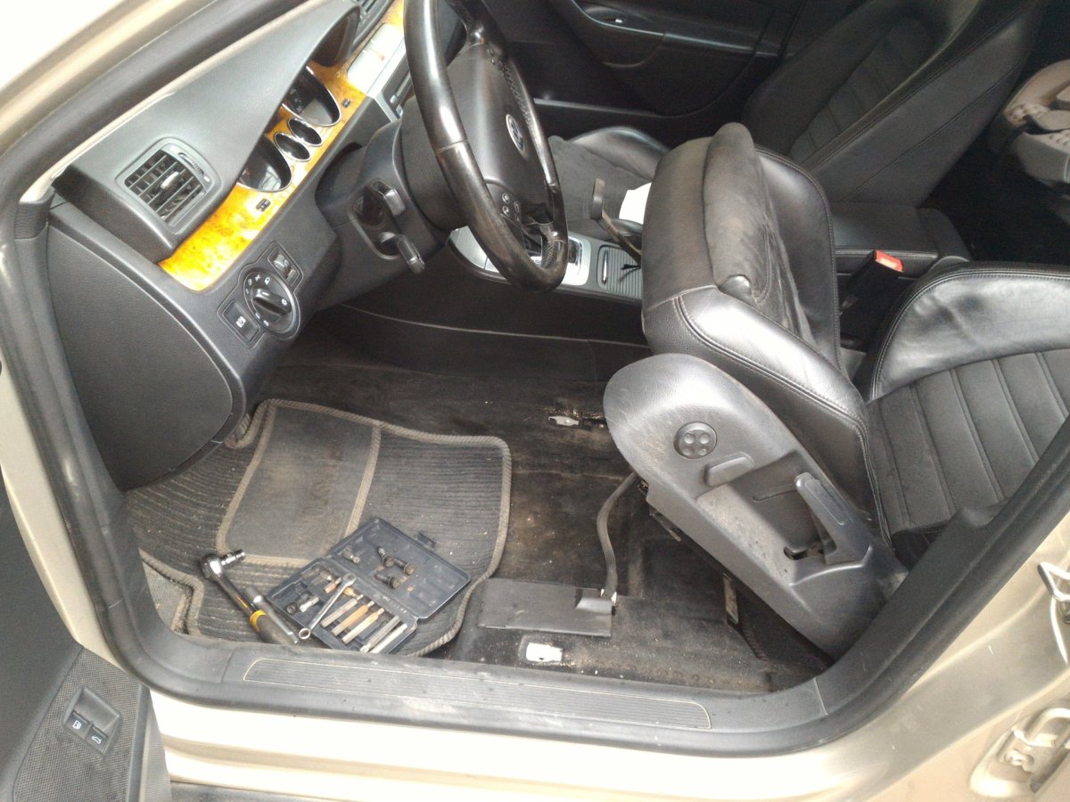 Разъемы переднего сидения Passat b6