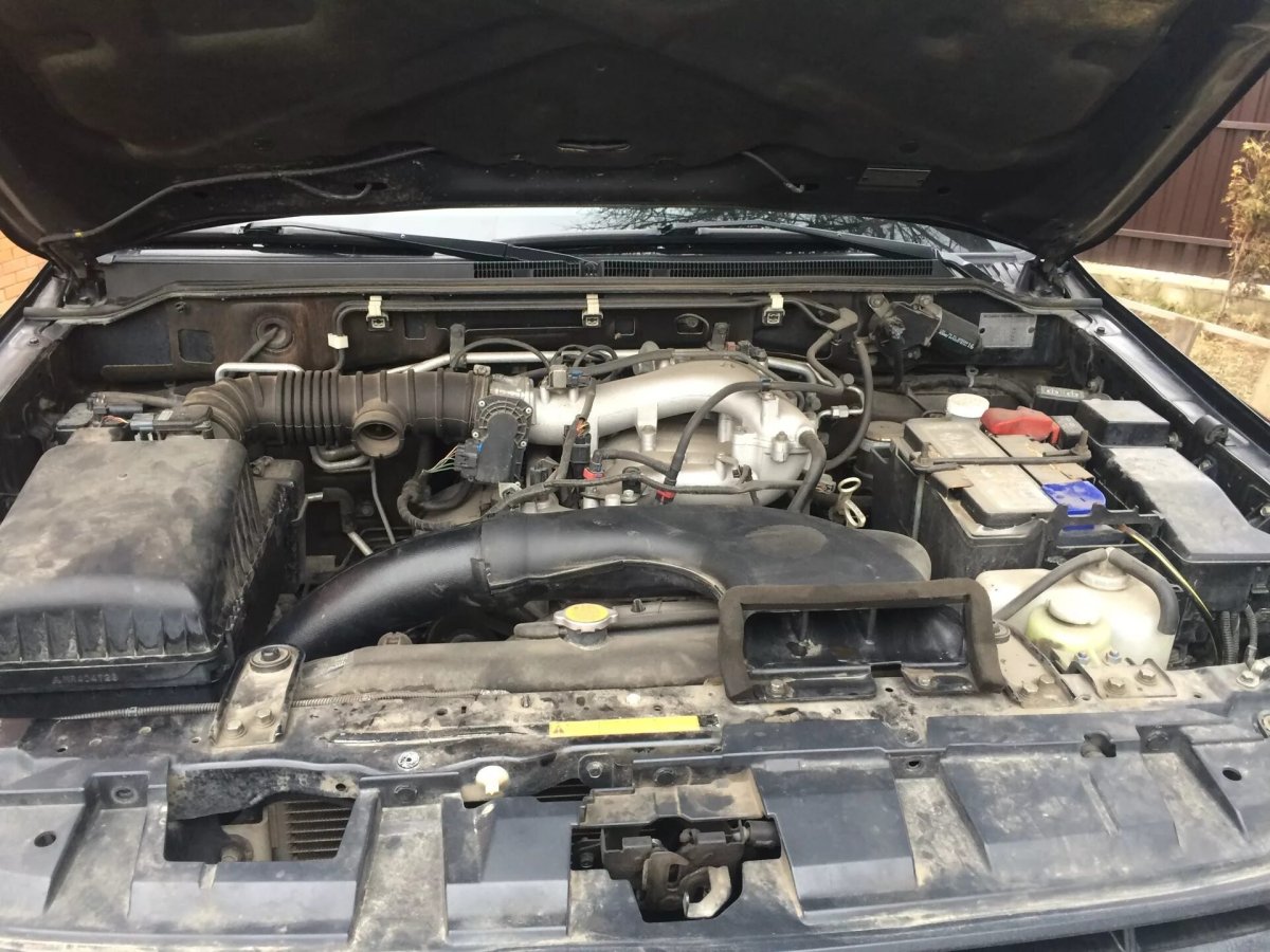 Mitsubishi Pajero 3 3.5 подкапотное пространство