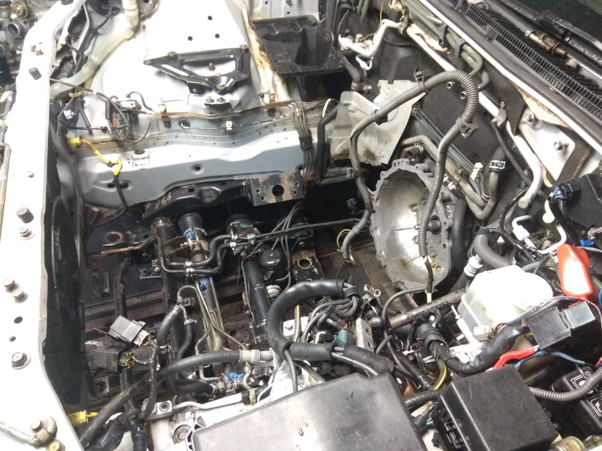 Мицубиси Паджеро 3.2 дизель подкапотное пространство