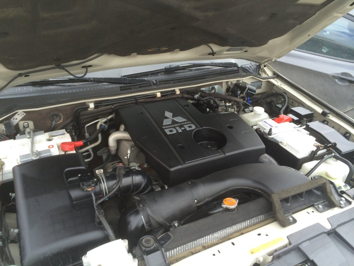 Мицубиси Паджеро дизель подкапотное пространство