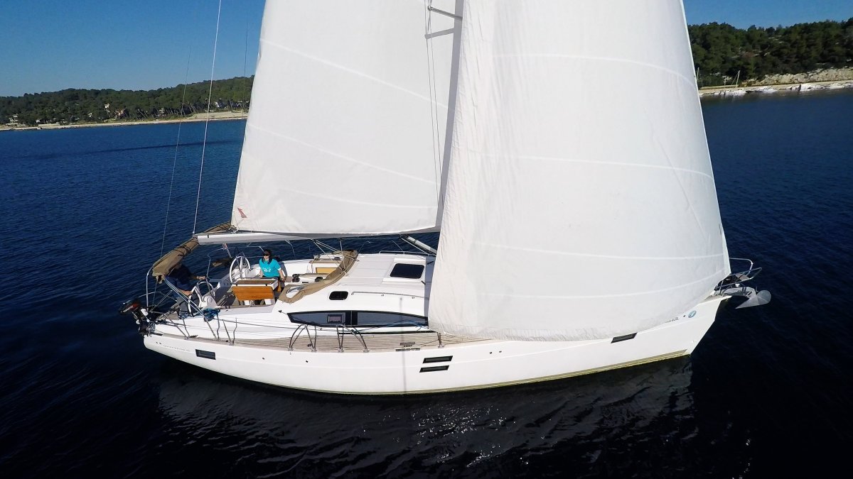 Парусная яхта elan