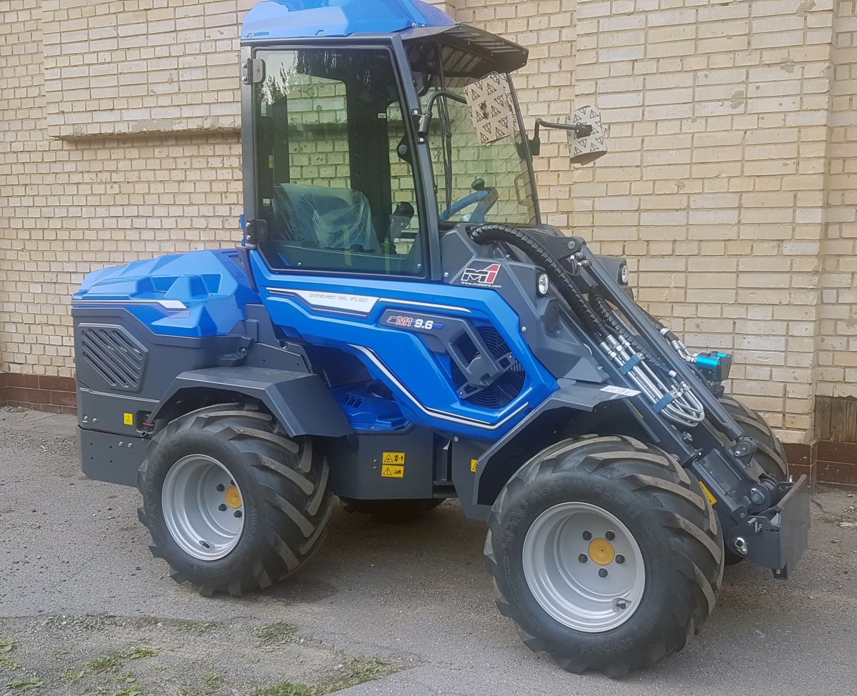 Мини погрузчик с шарнирно-сочлененной рамой