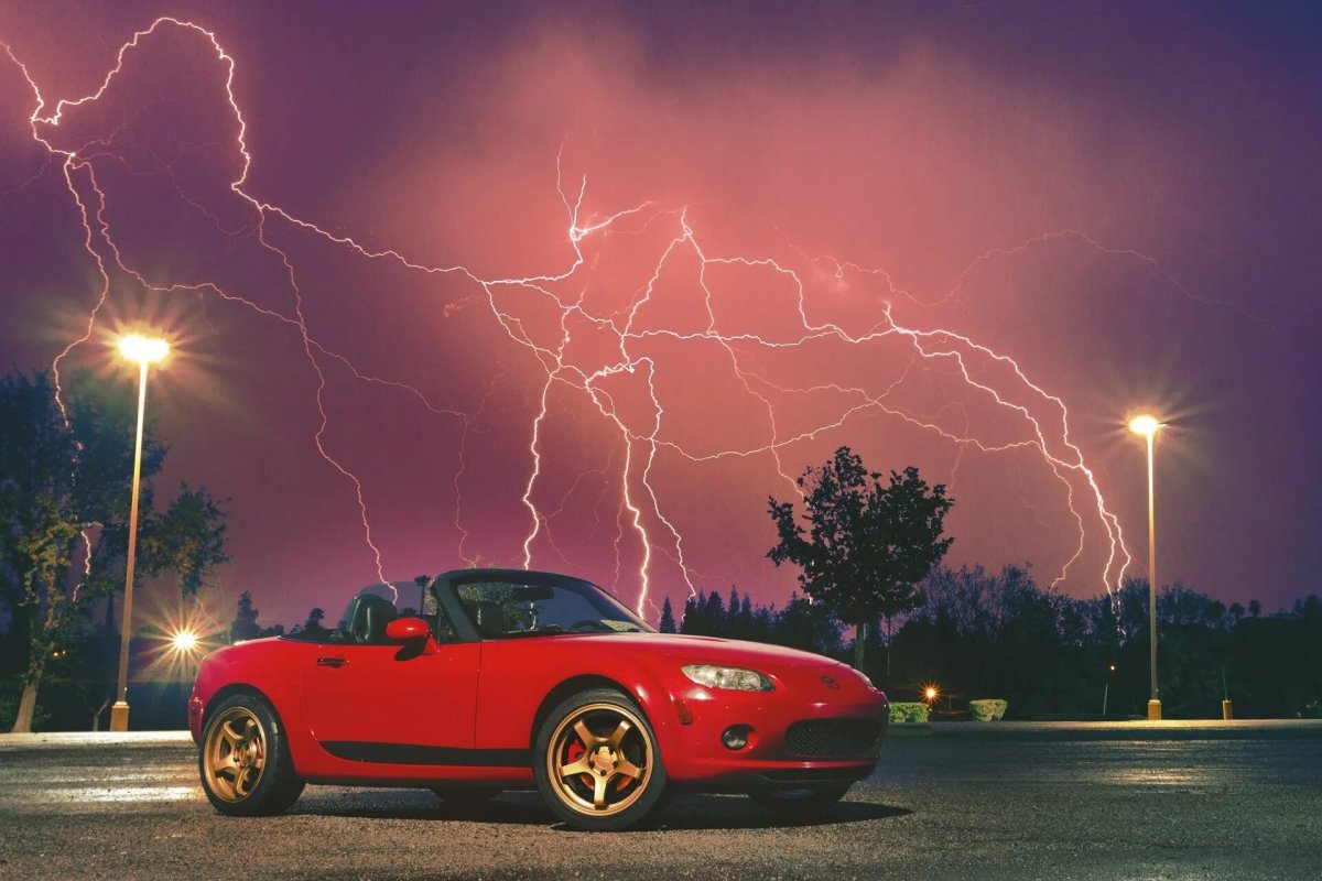 Автомобиль с молнией