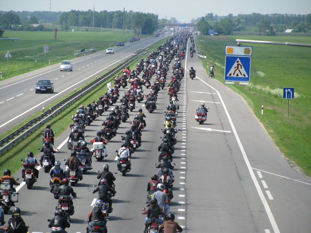 Колонна байкеров