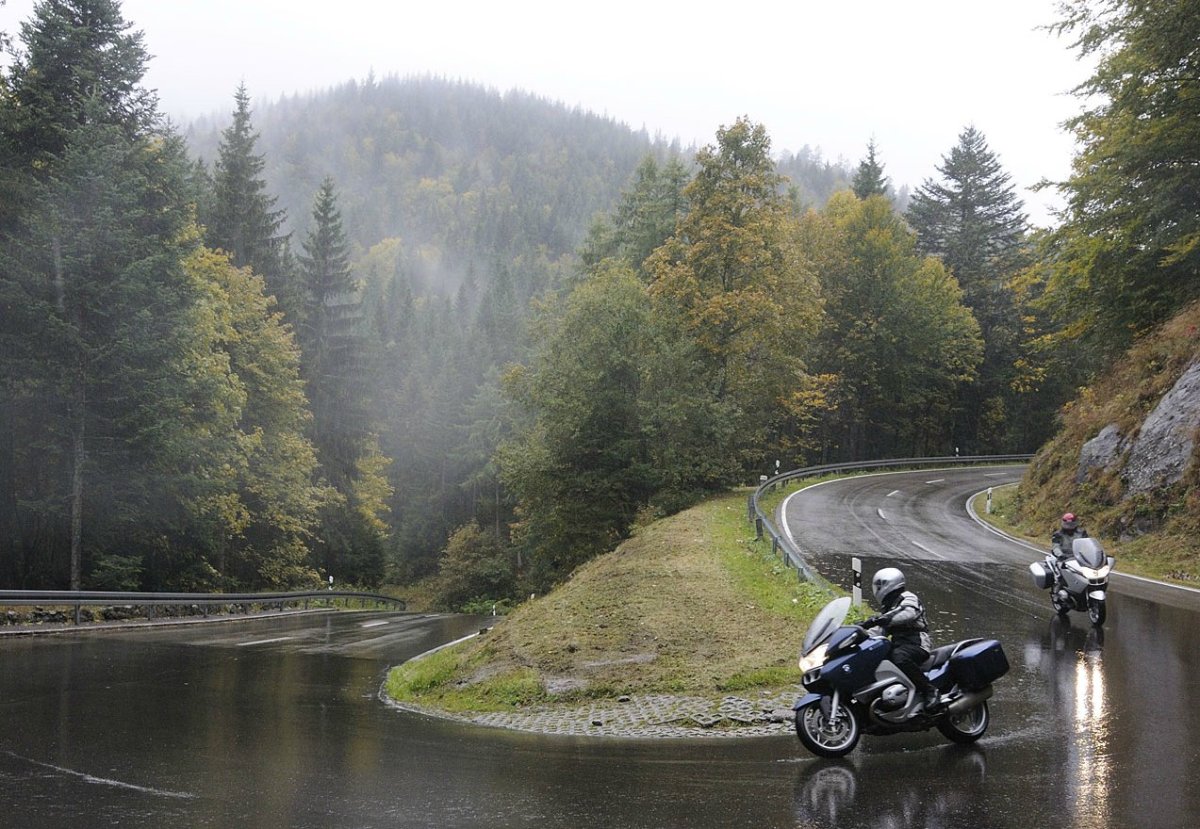 Мотоцикл на серпантине