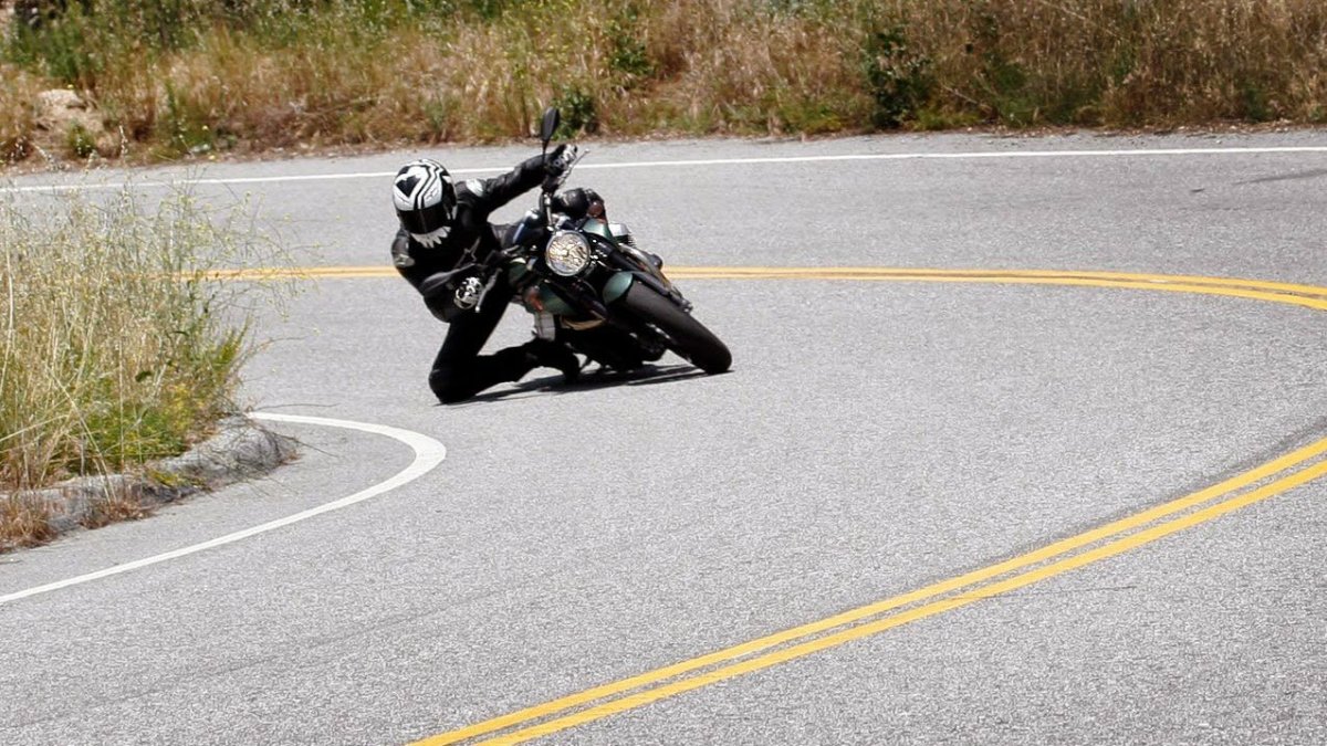 Мотоцикл в повороте