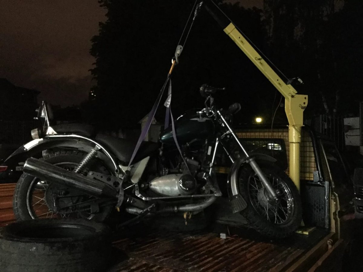 Мопед на эвакуаторе
