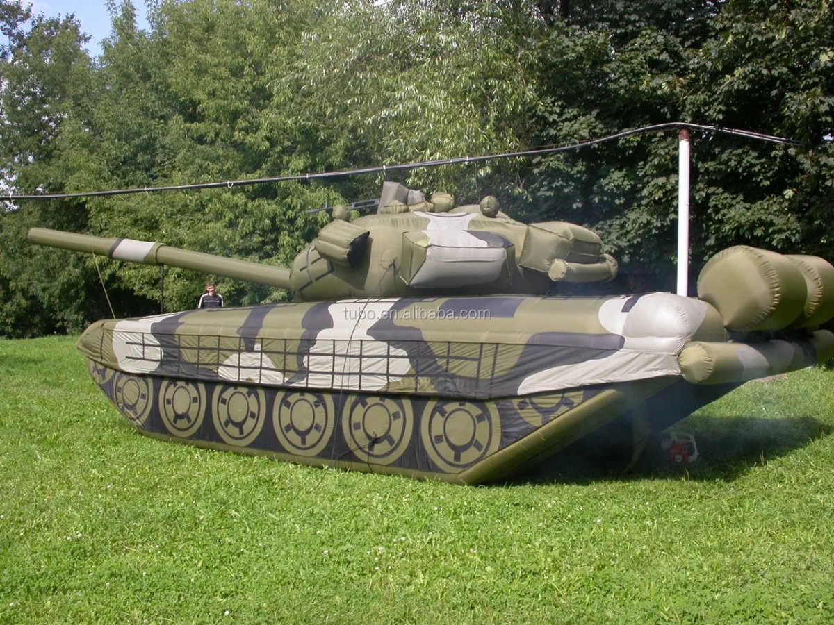 Большой надувной танк-