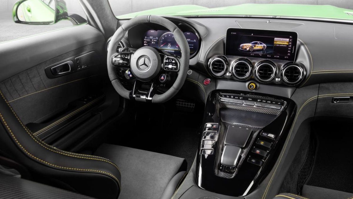 Mercedes AMG GTR салон