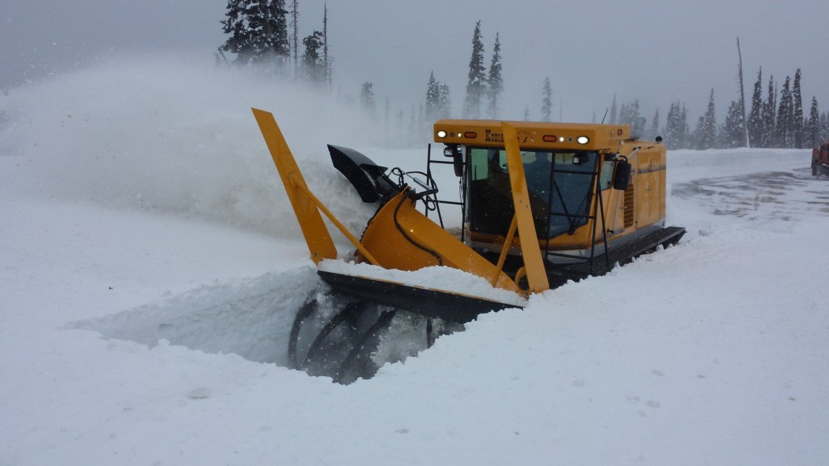 Фрезерно-роторный снегоочиститель Unimog 6x6;