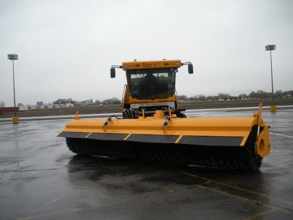 Снегоуборочная машина в аэропорту