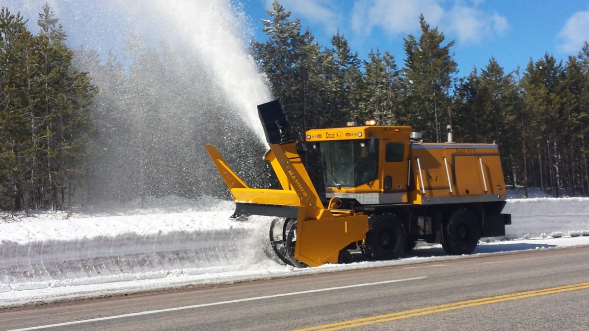 Плужно-щеточный снегоочиститель