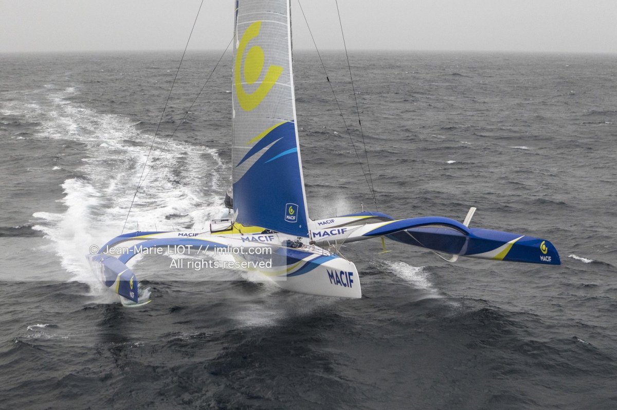 Тримаран Macif