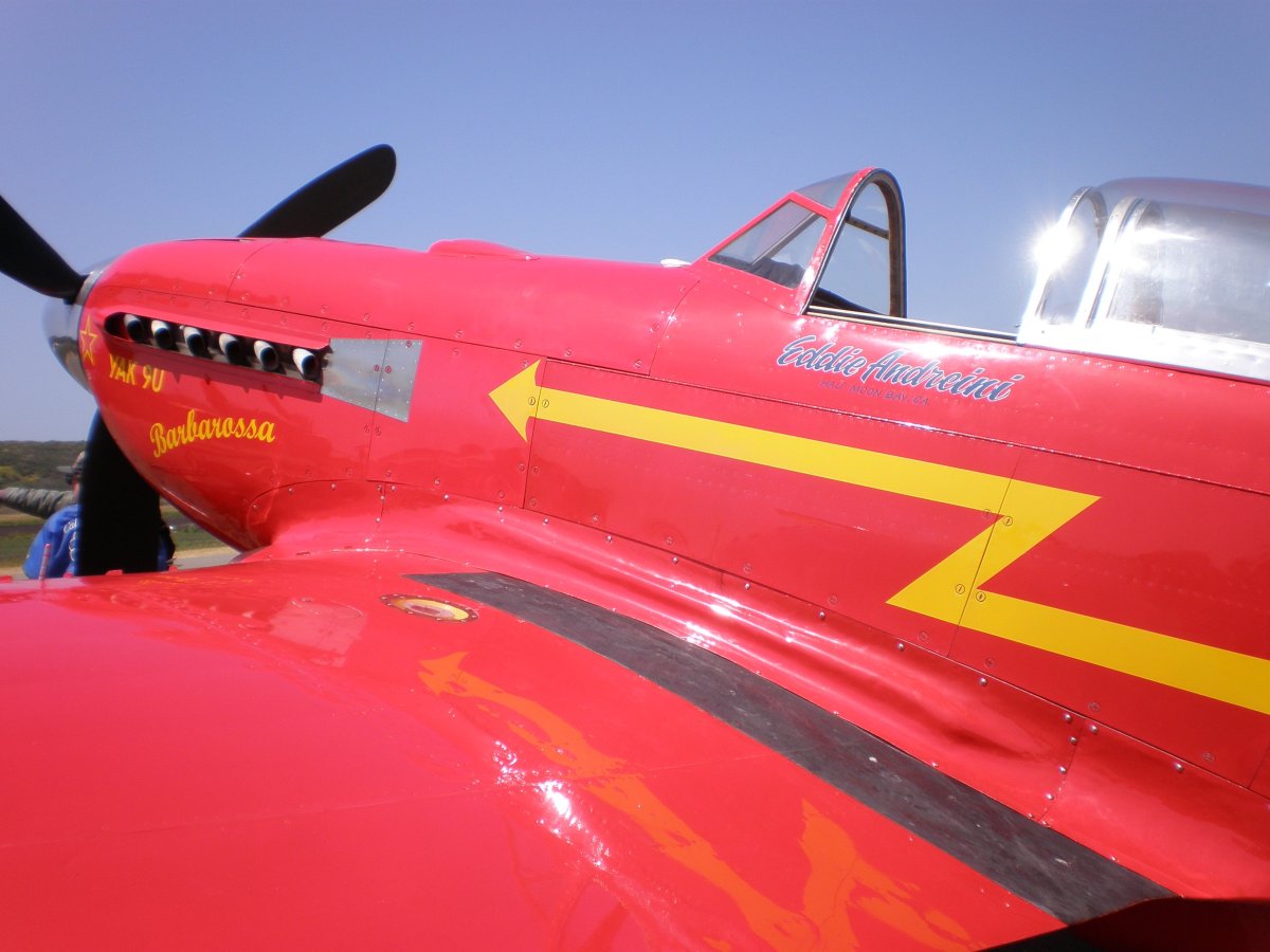 Красный самолет арт