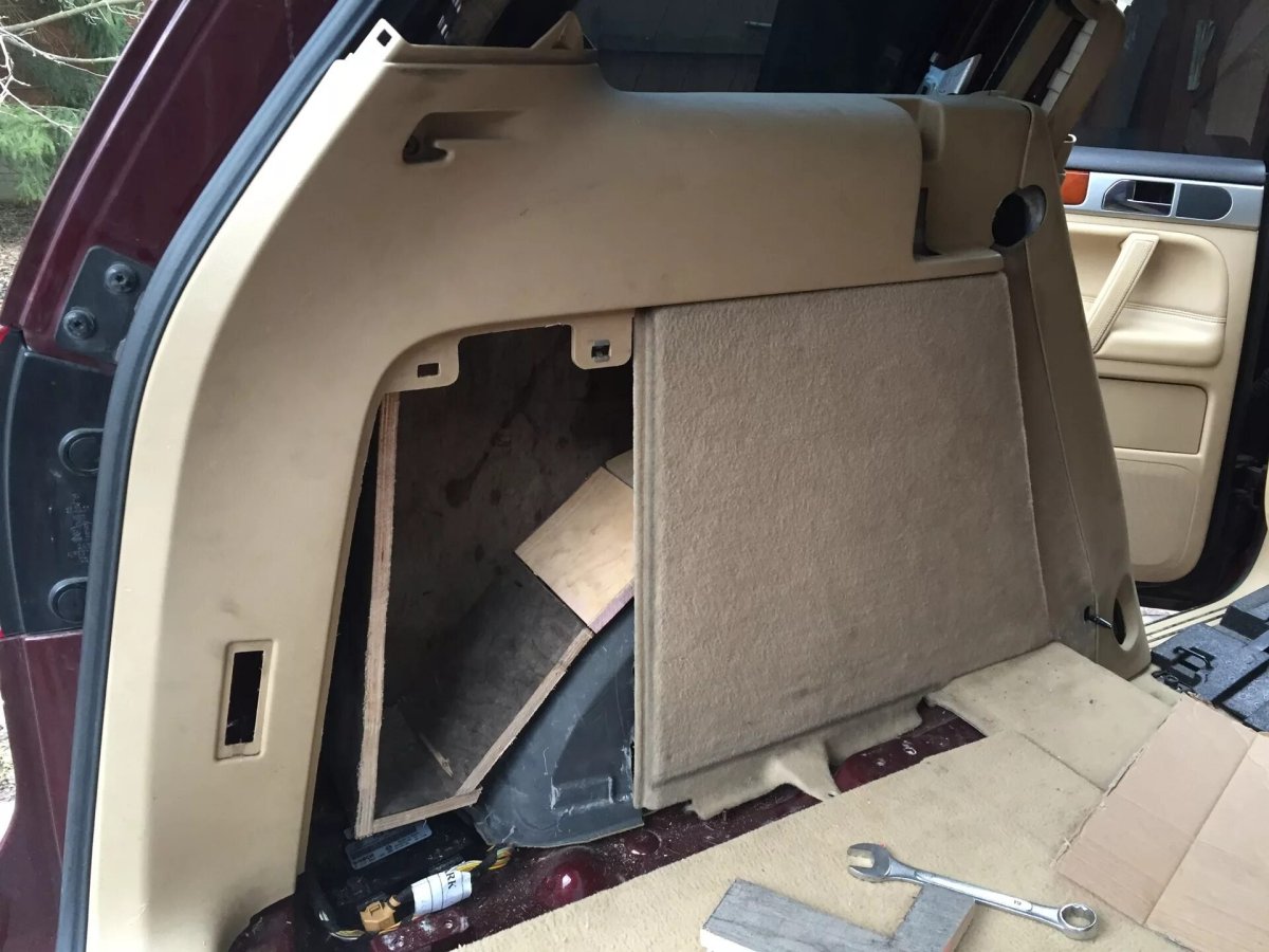 Сабвуфер стелс VW Touareg 1