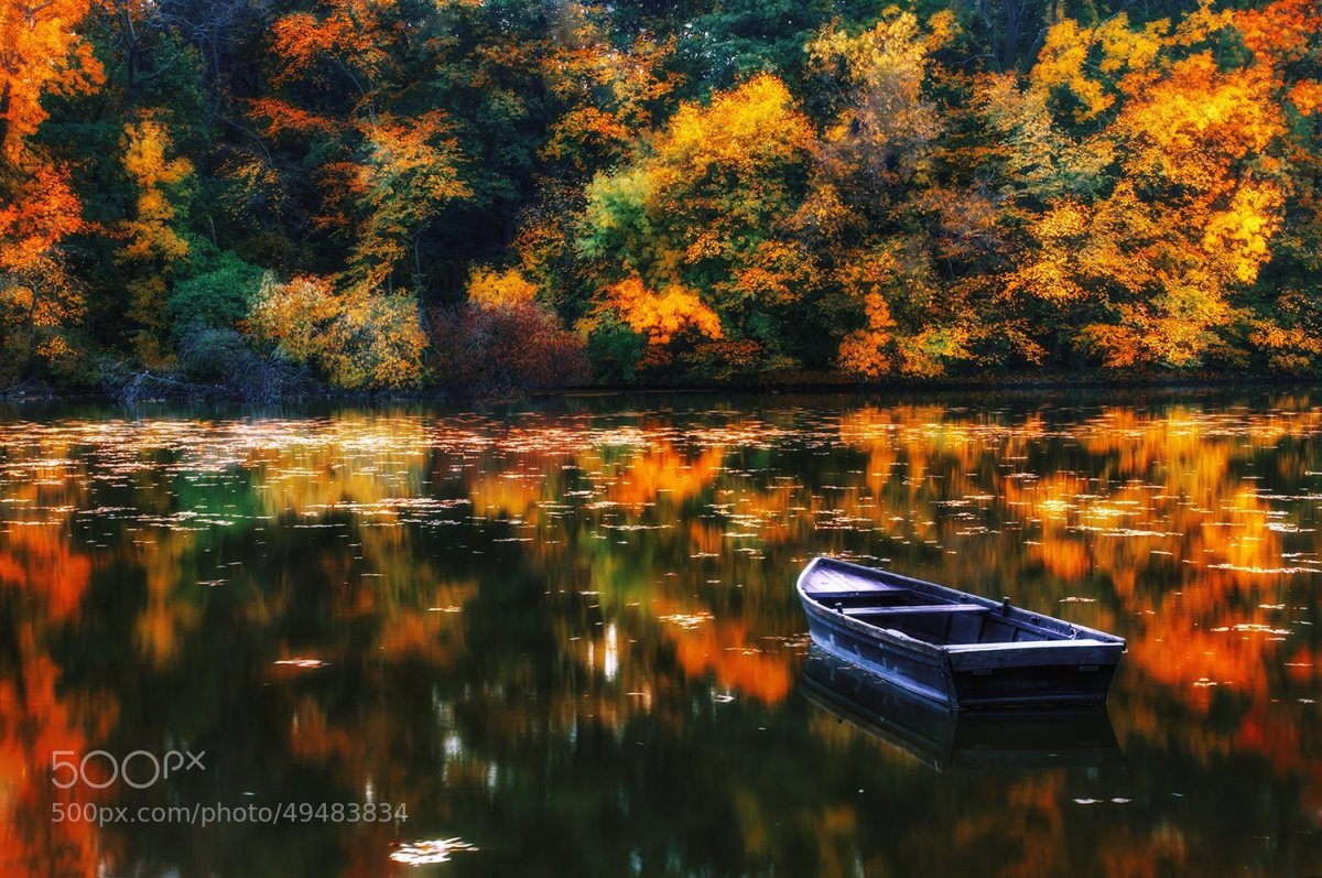 Лодка на осеннем озере