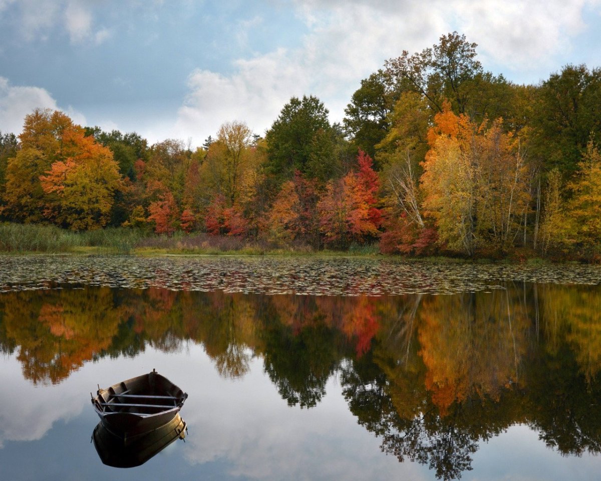 Озеро осенью