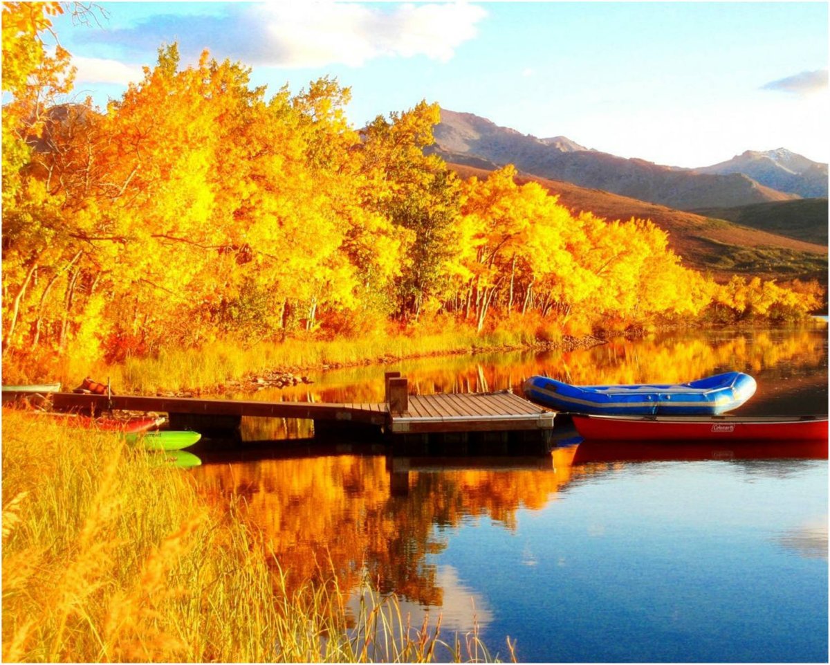 Лодка на осенней реке