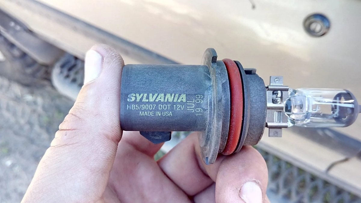 Лампа света Митсубиси Монтеро спорт 2001