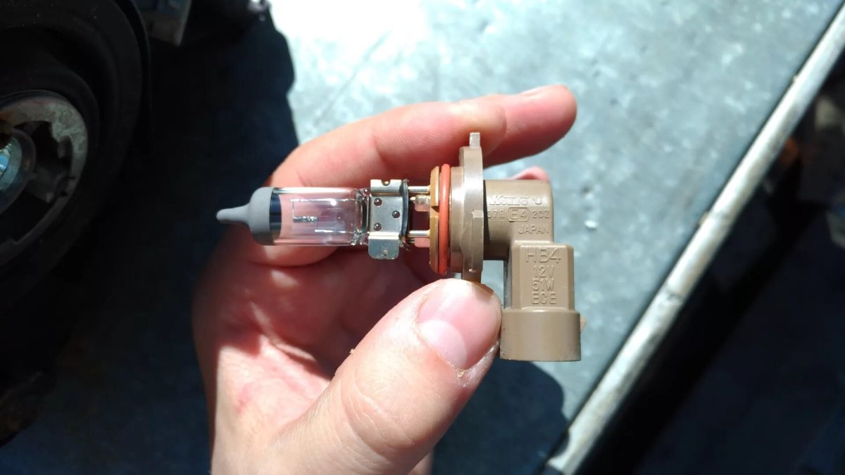 Лампа ближнего света Mitsubishi Airtrek 2002