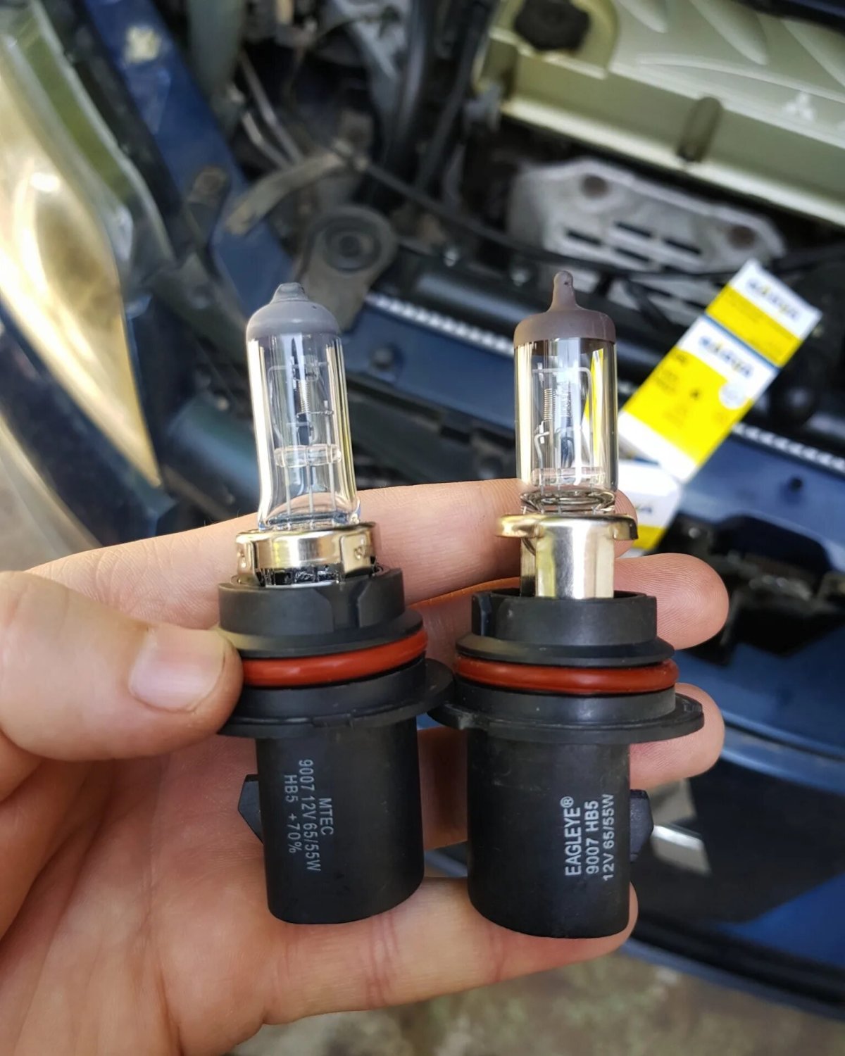 Лампочка головного света Montero Sport