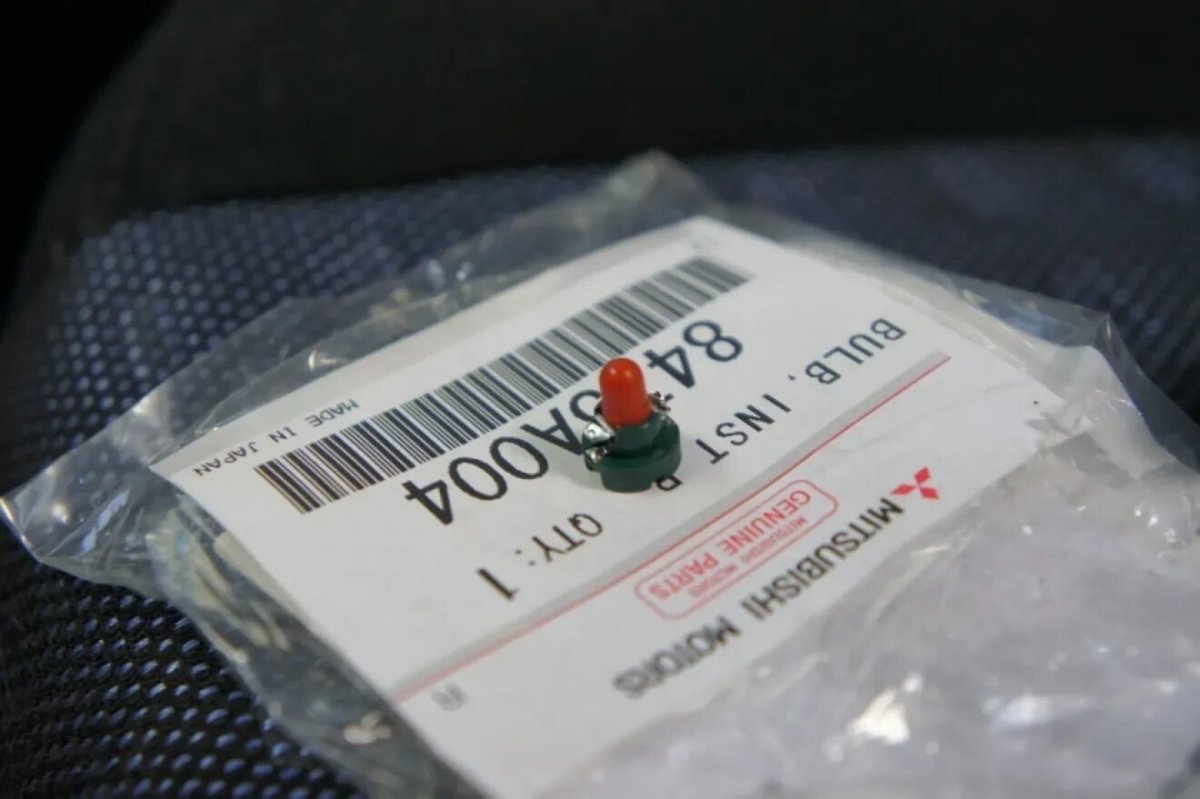 Mitsubishi 8475a004 лампочка