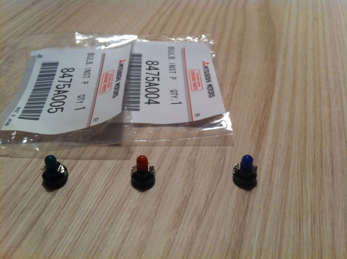 Лампочки на Лансер 9 приборки 8475a004