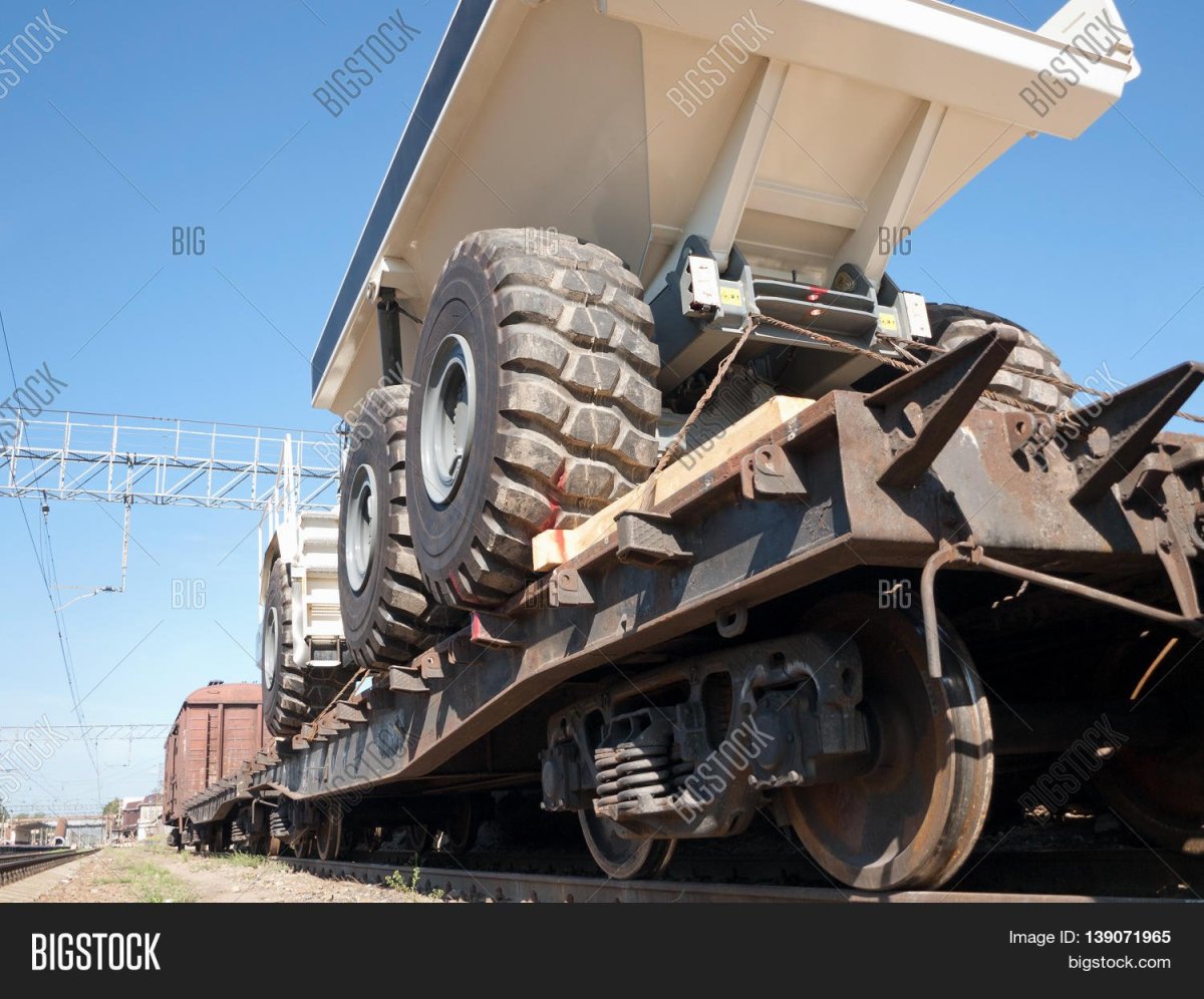 Самосвалы на ж.д. платформе