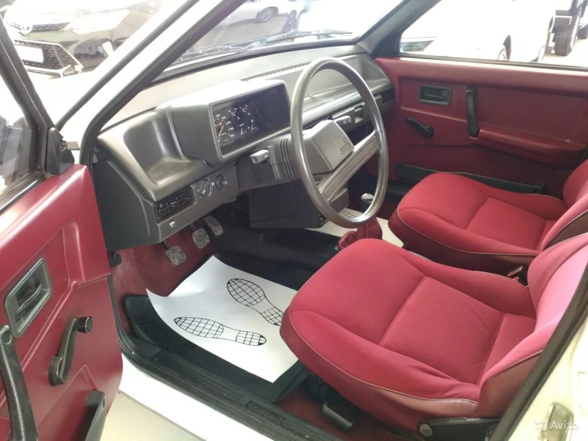 ВАЗ 2108 красный салон