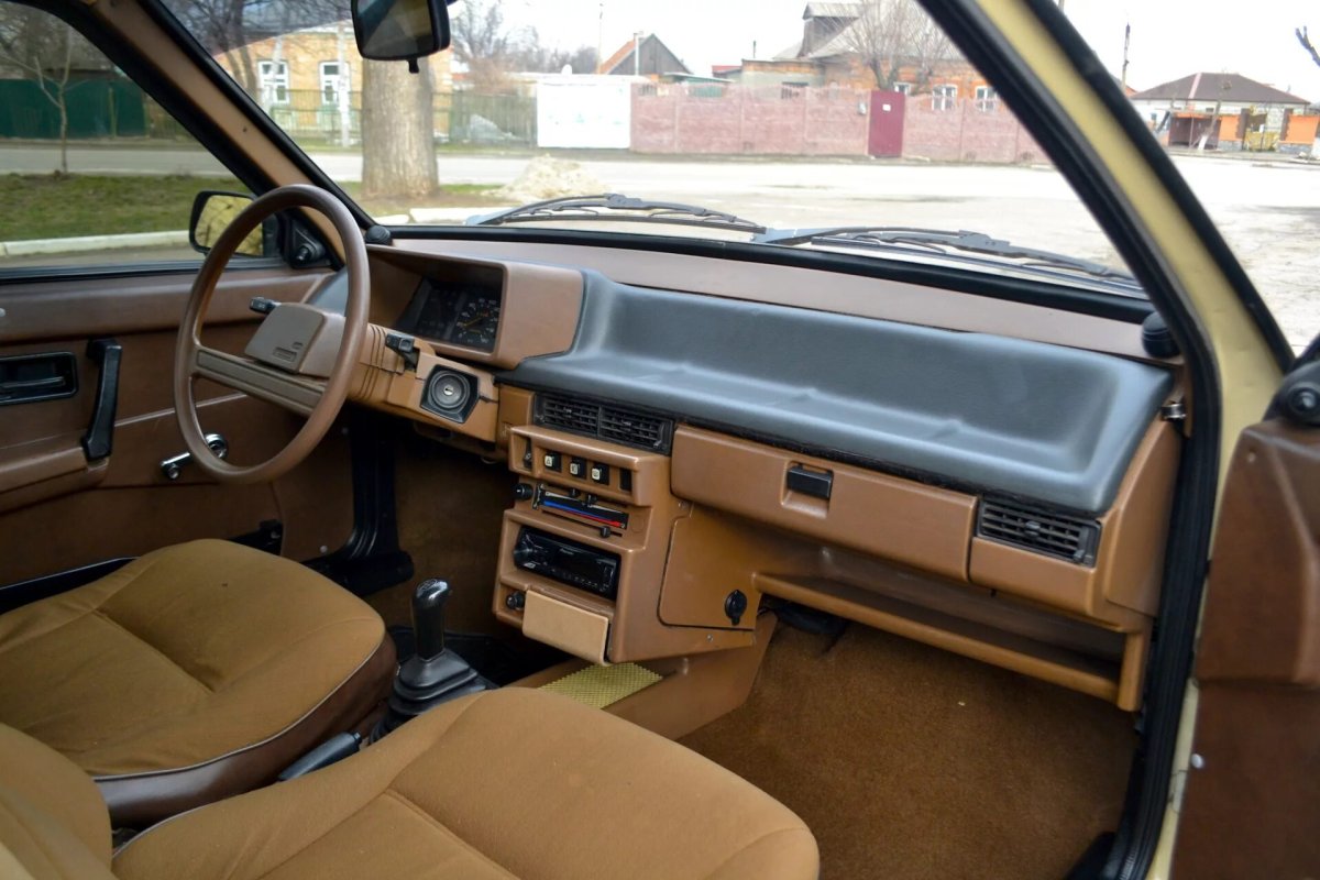 Коричневый салон 2108