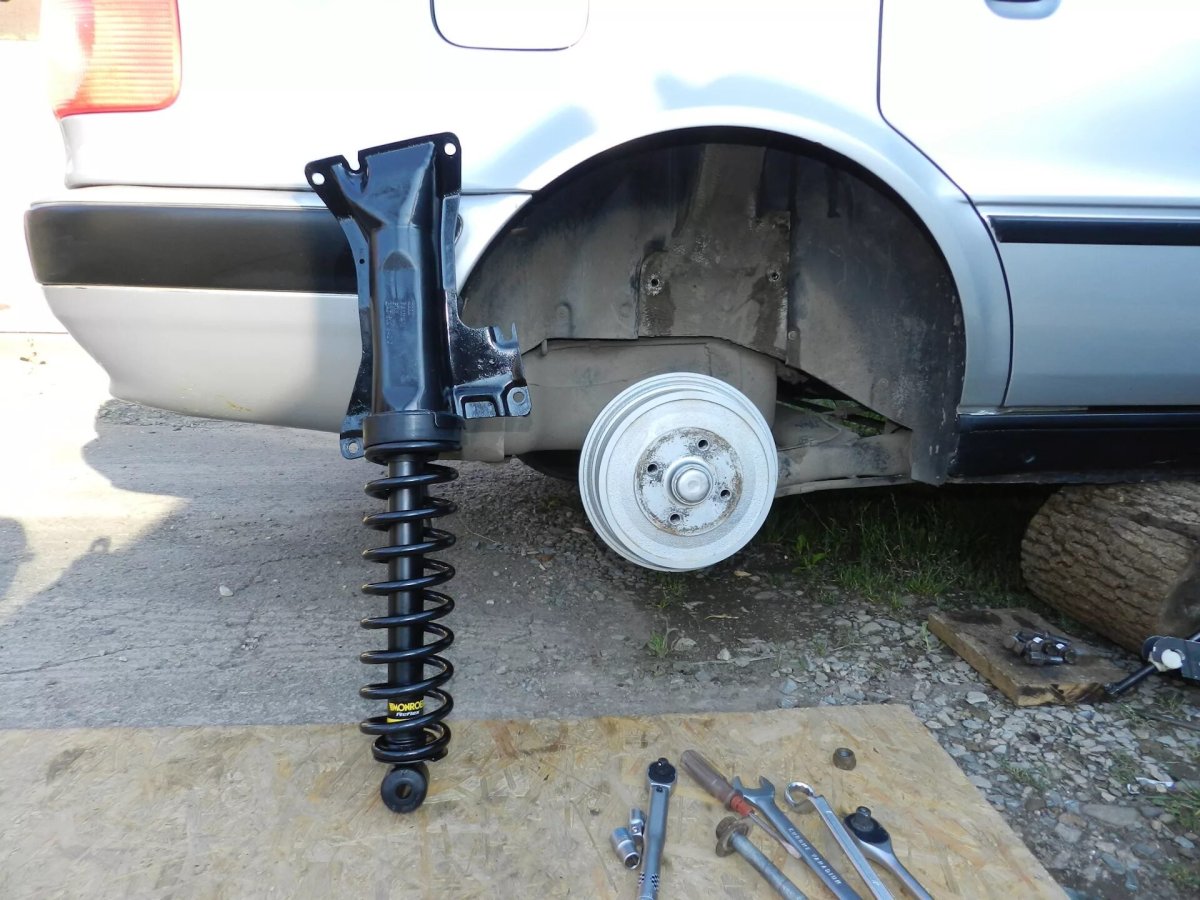 Задние амортизаторы Ауди 80 б4