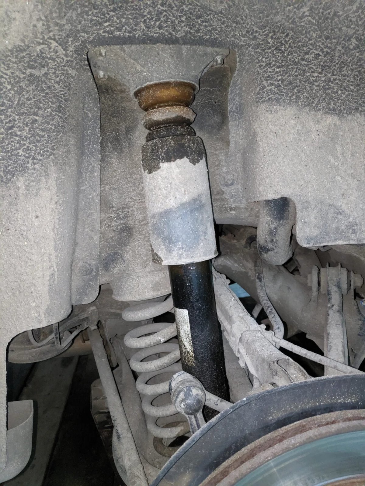 Задний амортизатор е90