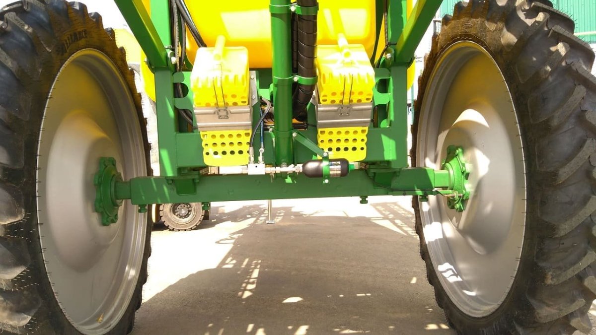 Прицепной штанговый опрыскиватель Гварта-8