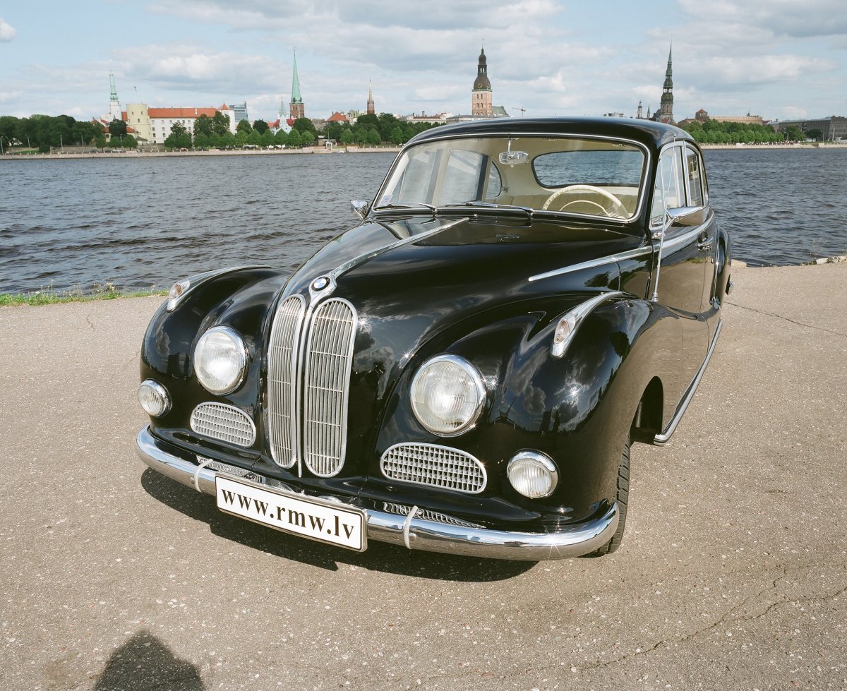 Первые четырехдверные автомобили БМВ