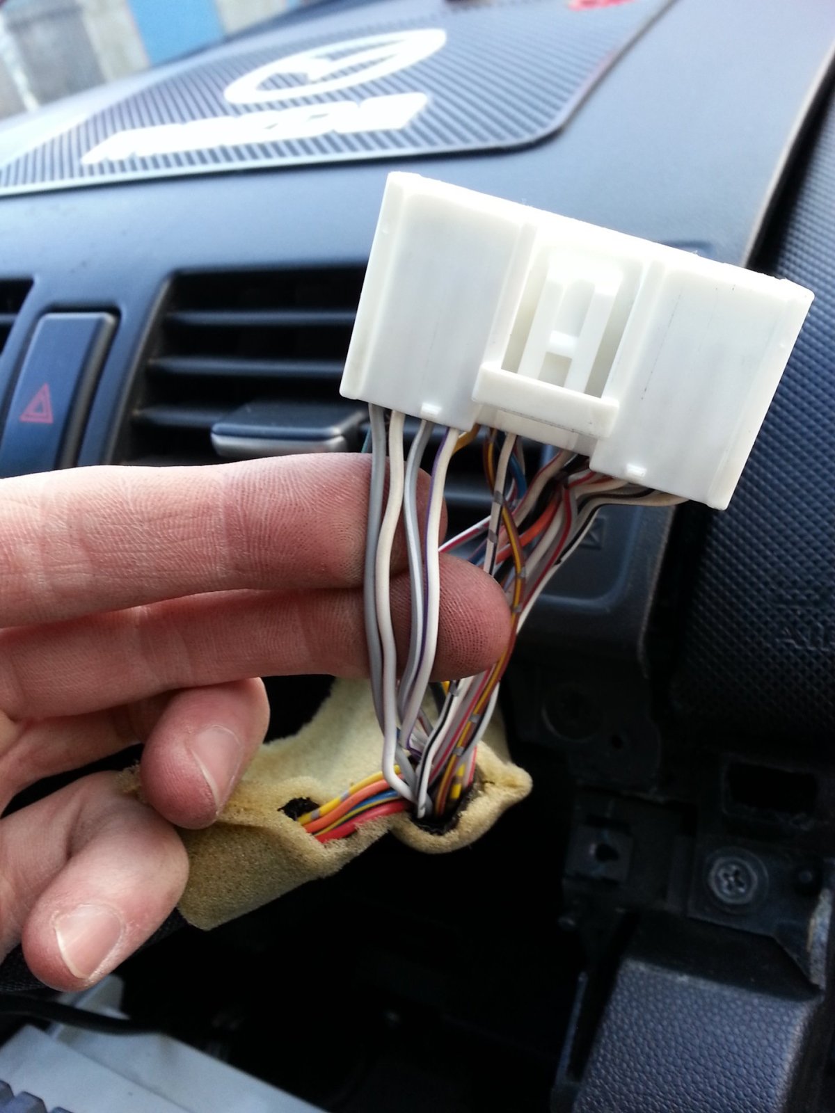 Мазда 3 фишка разъём динамика