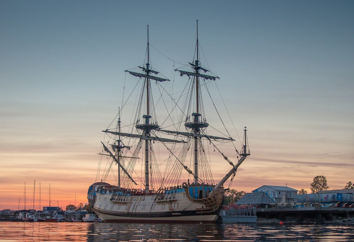 Парусник Петра 1 в Санкт-Петербурге
