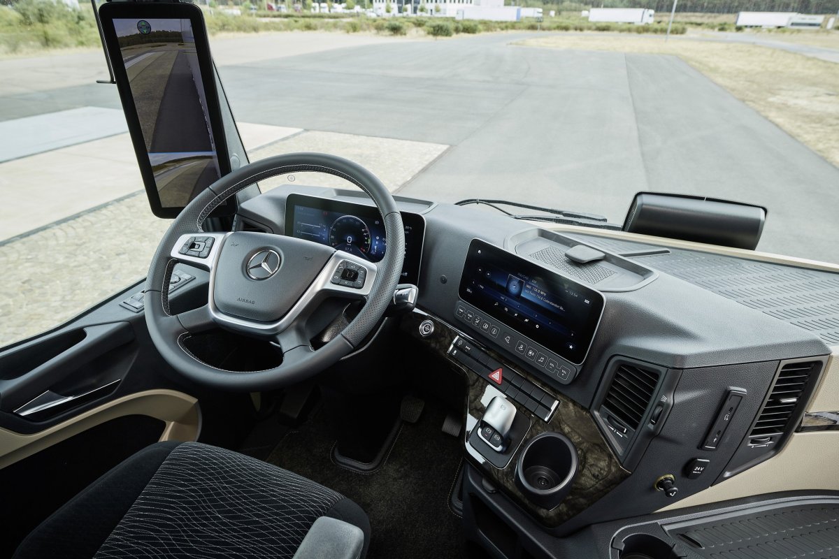 Мерседес-Бенц Актрос 2020 салон