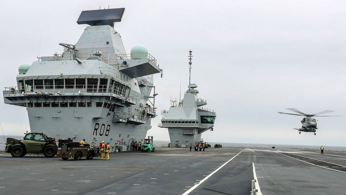 Корабль поддержки для авианосца