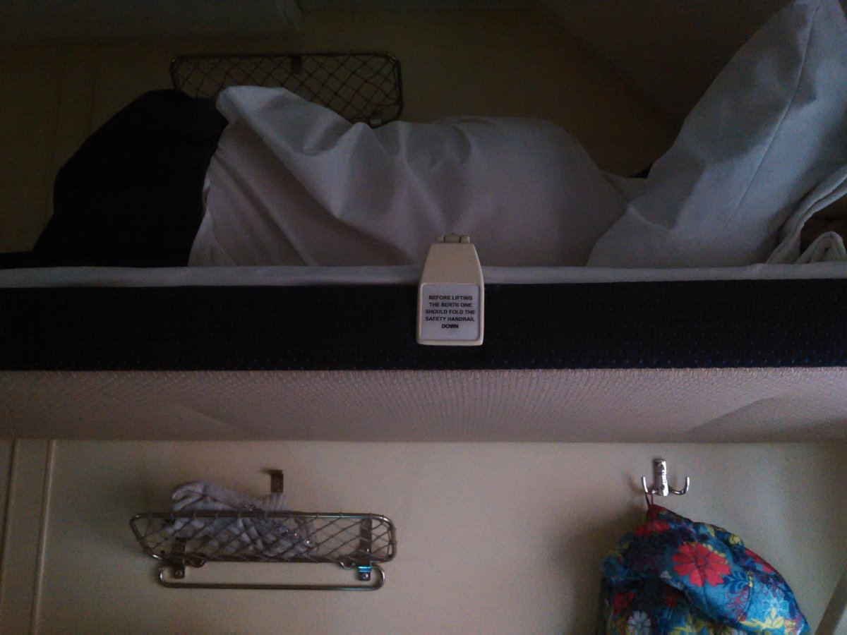 Вешалки в купе поезда