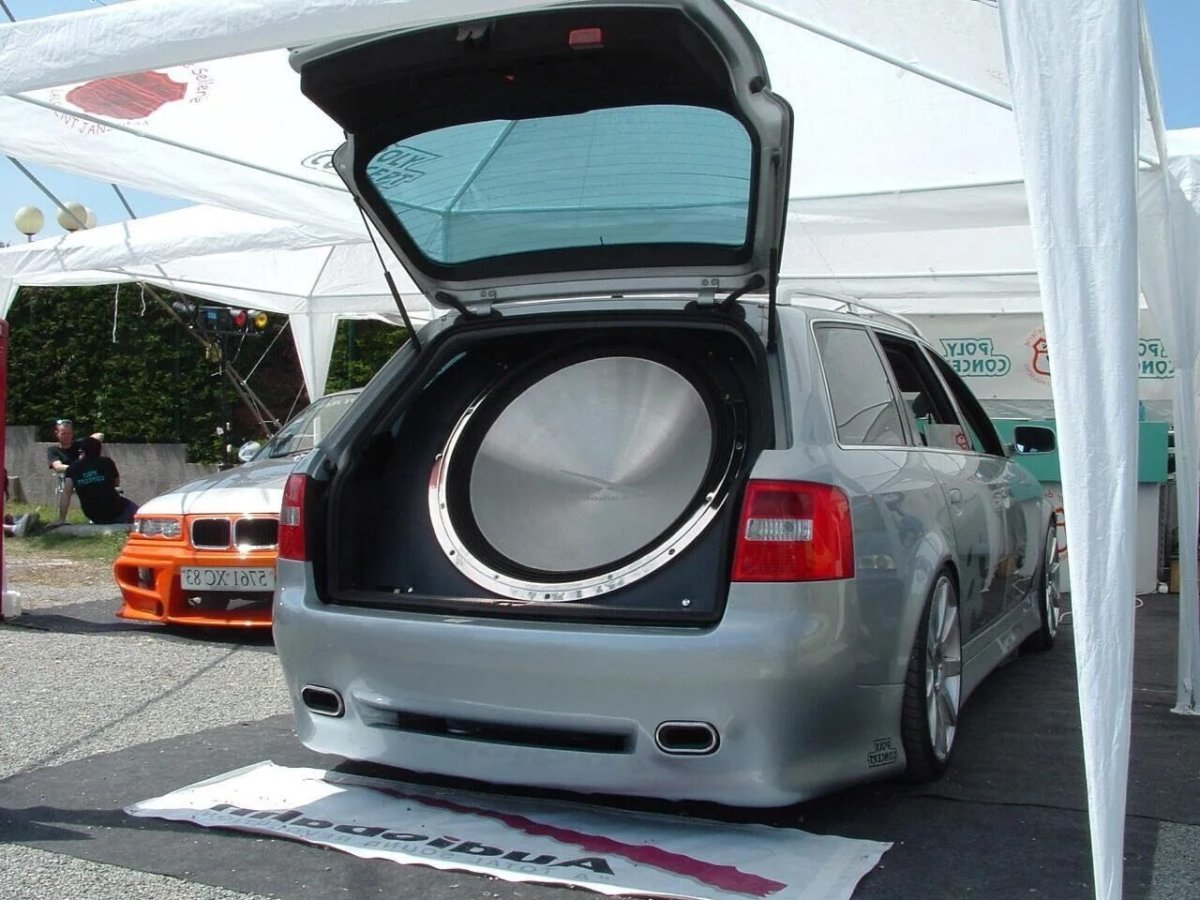 Сабвуфер в Toyota Vitz