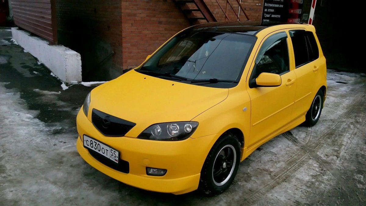Мазда Демио 2003 желтая