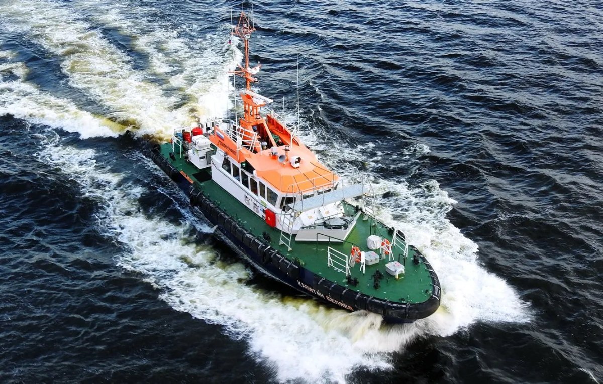 Катер в море