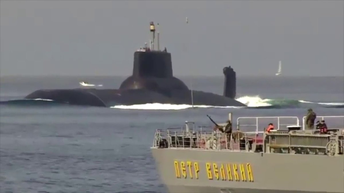 ВМФ России Петр Великий и подводная лодка